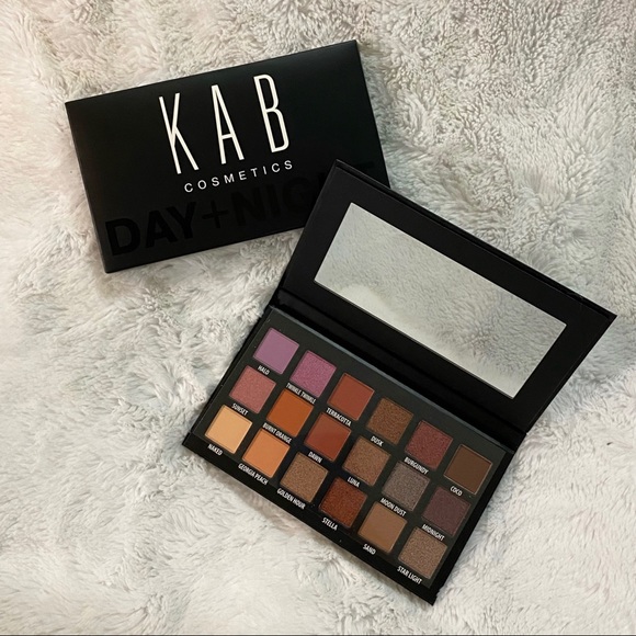 ❣️SOLD❣️🎉HOST PICK🎉✨🆕💖KAB COSMETIC DAY + NIGHT EYESHADOW PALETTE💖 - Picture 2 of 14